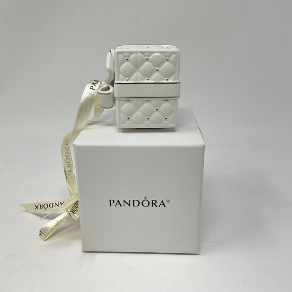 Pandora 2016 Quilted Gift Box Christmas Ornament with Storage Box & inner pouch - Picture 3 of 8